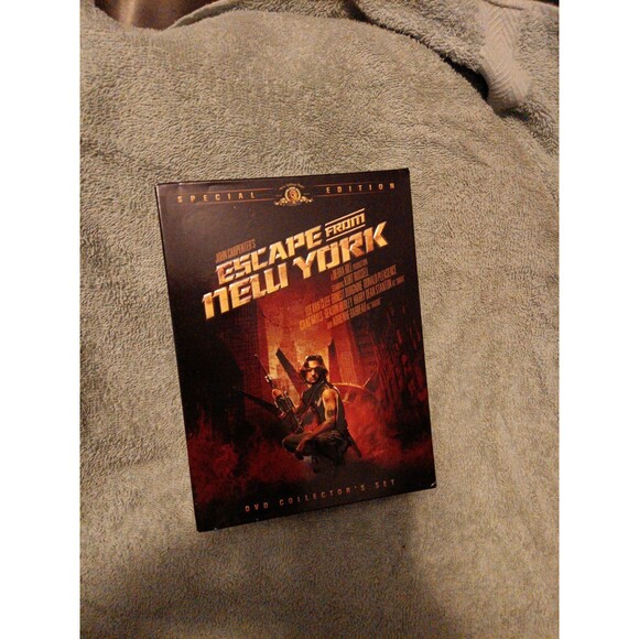 Escape from New York DVD 2-Disc Set Special Edition w/mini comic - Picture 1 of 4